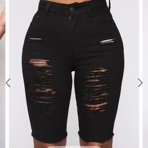 Distressed 3/4 shorts